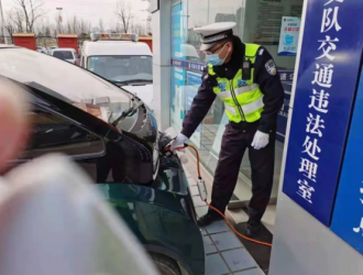 看病回家途中車輛無電拋錨 河南高速交警及時暖心救助
