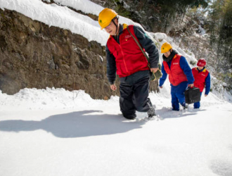 事關30戶人家的用電，他們穿過50厘米深積雪巡護電網