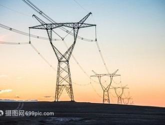 青海瑪爾擋水電站順利完成首臺壩頂門機吊裝