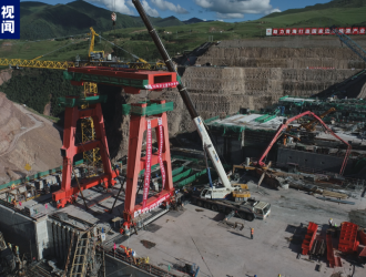 黃河上游瑪爾擋水電站順利完成首臺壩頂門機吊裝